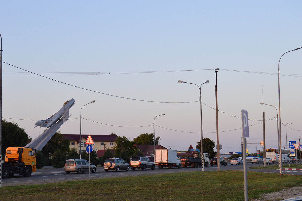 Фото автора. Раннее утро 03.09.2022. Шесть часов утра. У перекрёстка.
