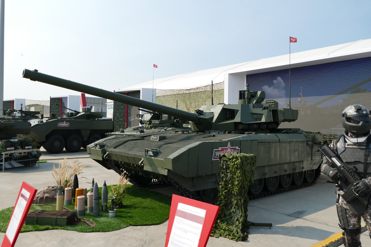Т-14 на "Армии-2021" было аж 3 штуки. У этой иногда вращали башней.