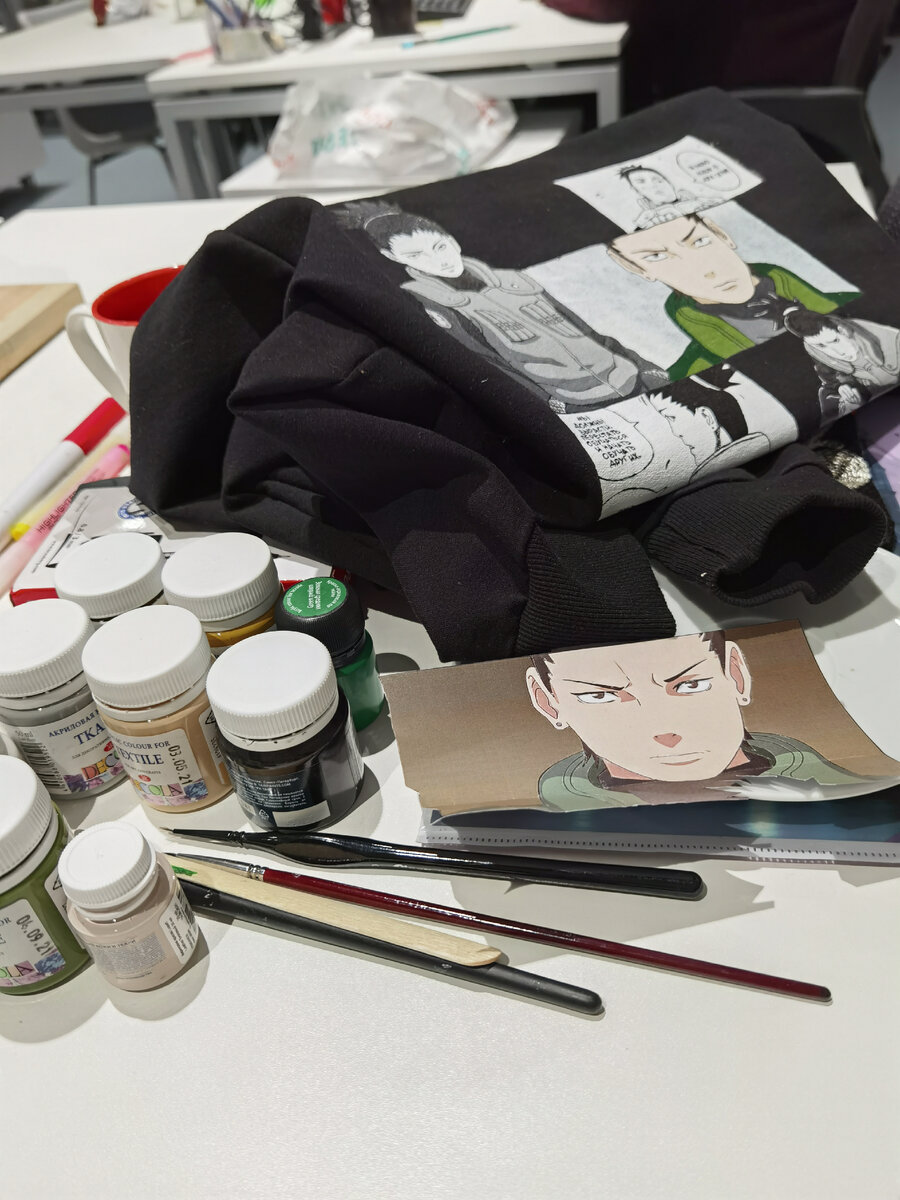 Краски, кисти, один свитшот ))) 