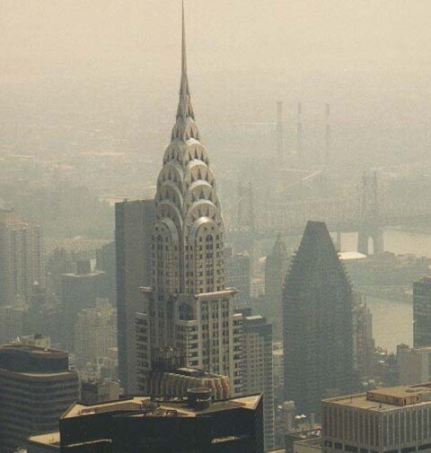 Смог в Нью Йорке - небоскреб Крайслер. Старая открытка. "Все дело в том, что серый туман завладел в эту ночь городом и холодный страх схватил за горло его гостей."