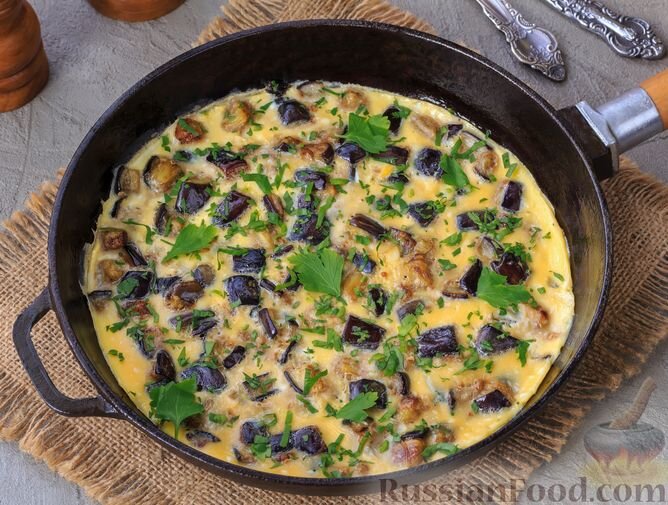 баклажан, яйца, молоко, чеснок, зелень петрушки, масло растительное, соль, перец чёрный молотый