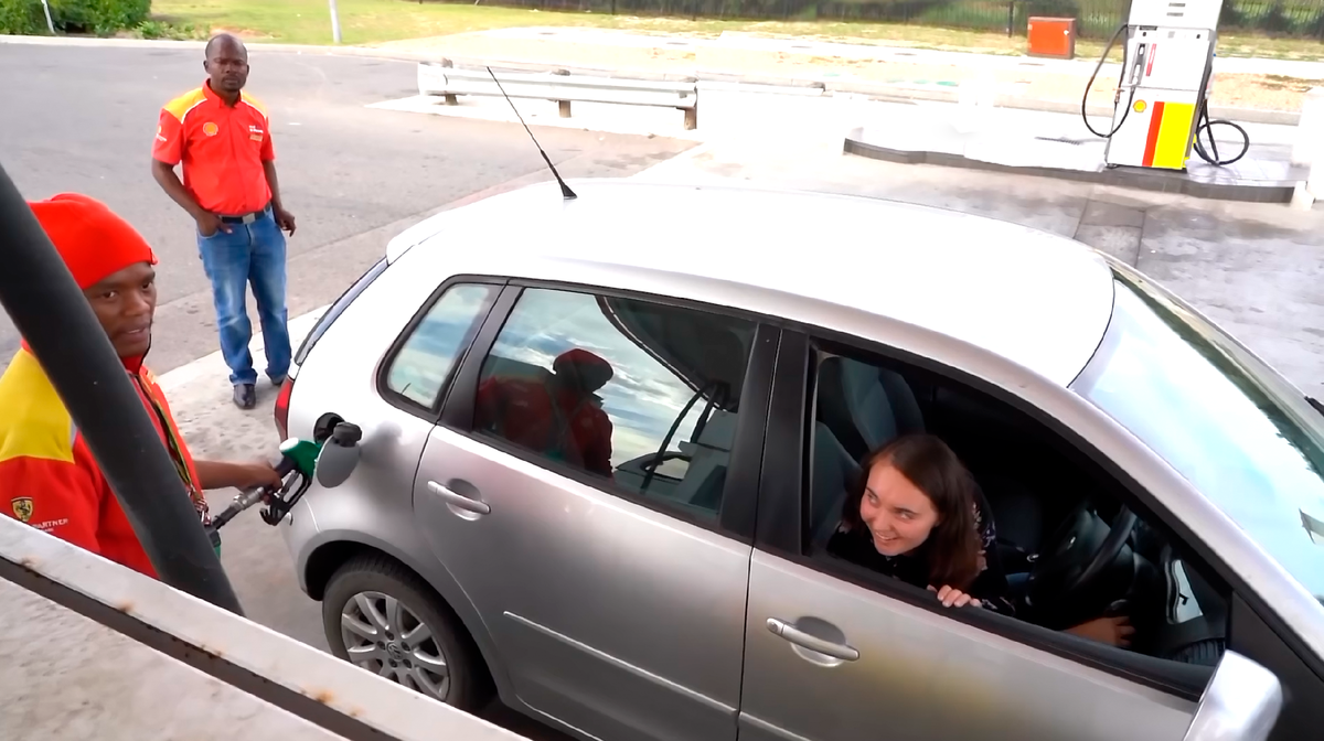 В «гараже» выходить из машины можно, но заправляться самостоятельно нельзя! Фото: Youtube.com