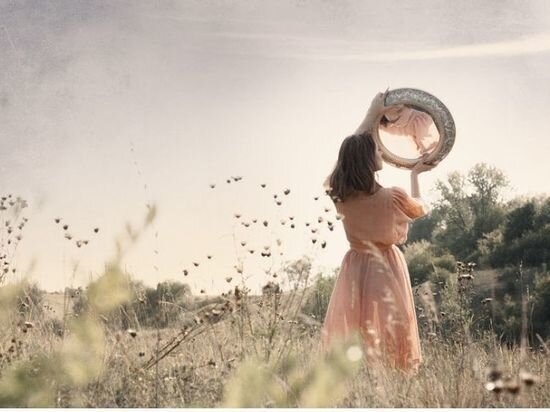     Женщинам не рекомендуется смотреться в зеркало. canva.com