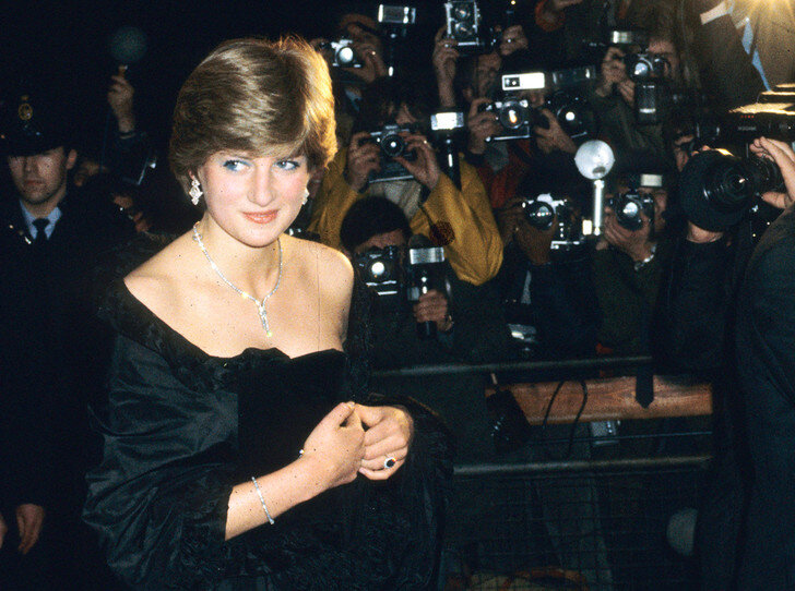 Фото с сайта https://www.marieclaire.ru/psychology/chernoe-plate-dianyi-i-ee-pervaya-ssora-s-jenihom-kak-prohodil-debyut-nevestyi-charlza/