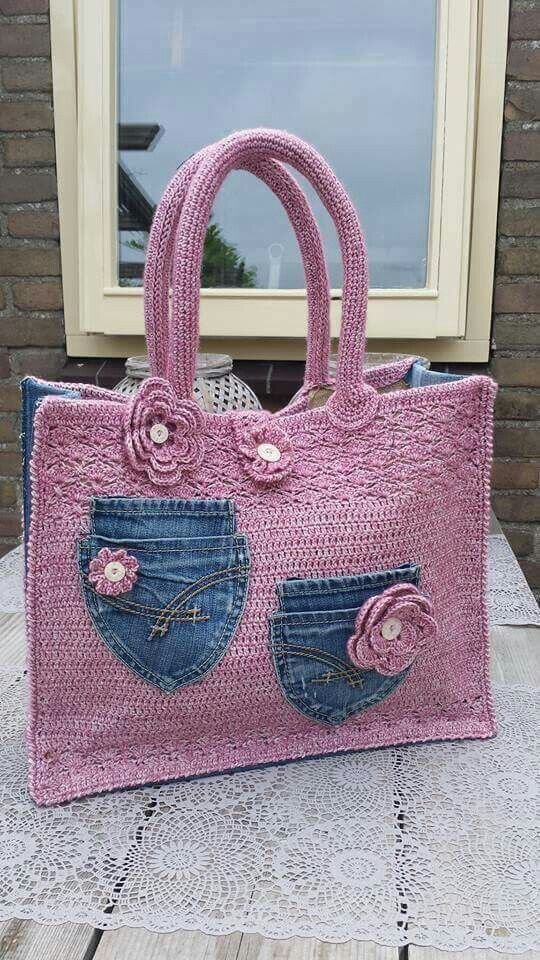 Вязаная сумка с джинсовой отделкой.