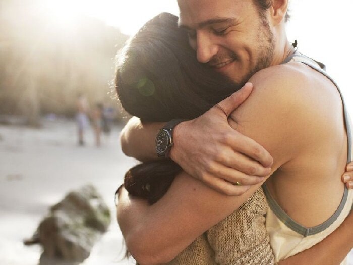 Фото Мужчина и девушка обнимаются.