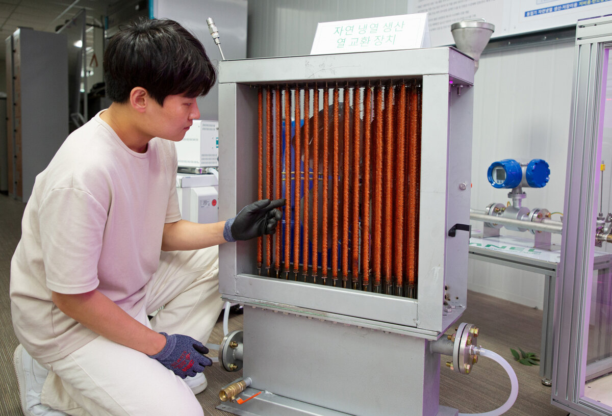 Исследователи из Корейского института энергетических исследований  испытывают систему охлаждения теплиц зимним холодом с использованием теплообменного устройства [Предоставлено Корейским институтом  энергетических технологий]