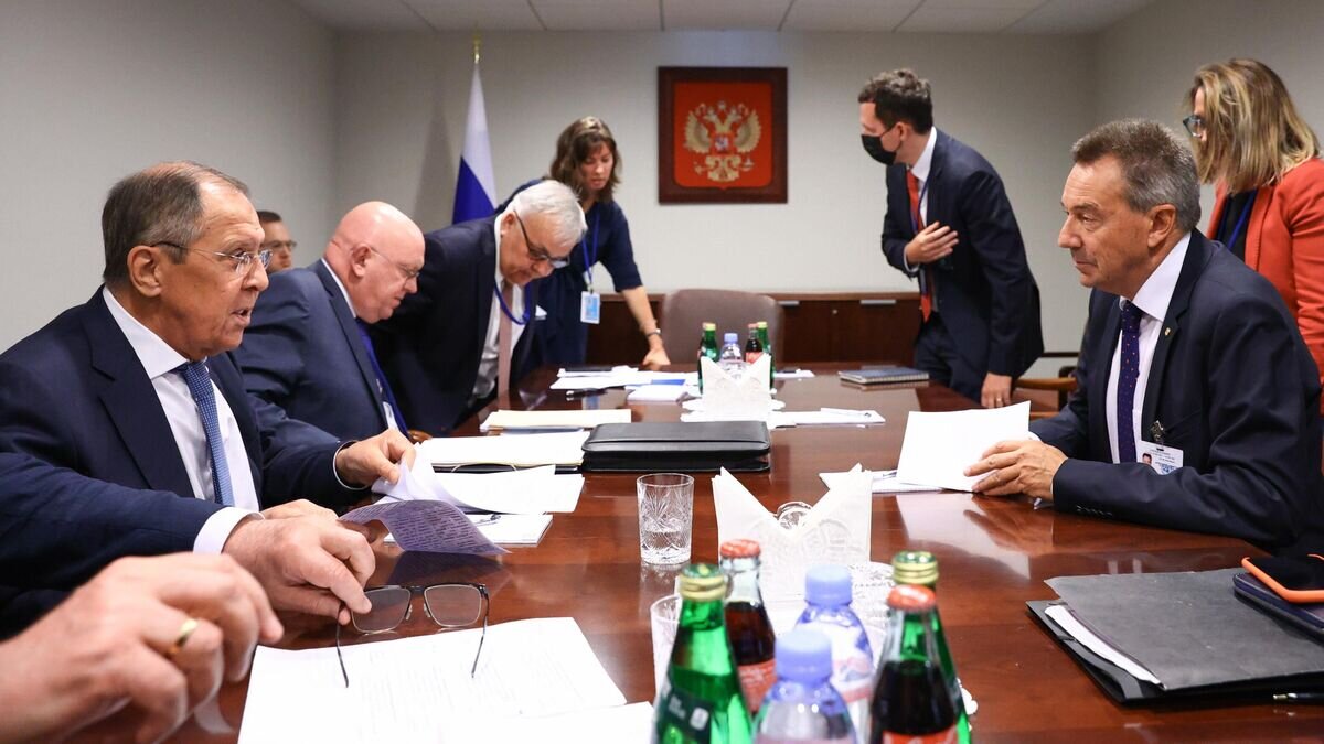    Министр иностранных дел РФ Сергей Лавров и президент Международного комитета Красного Креста Петер Маурер на встрече в рамках 77-й сессии Генассамблеи ООН в Нью-Йорке© РИА Новости / Пресс-служба МИД РФ