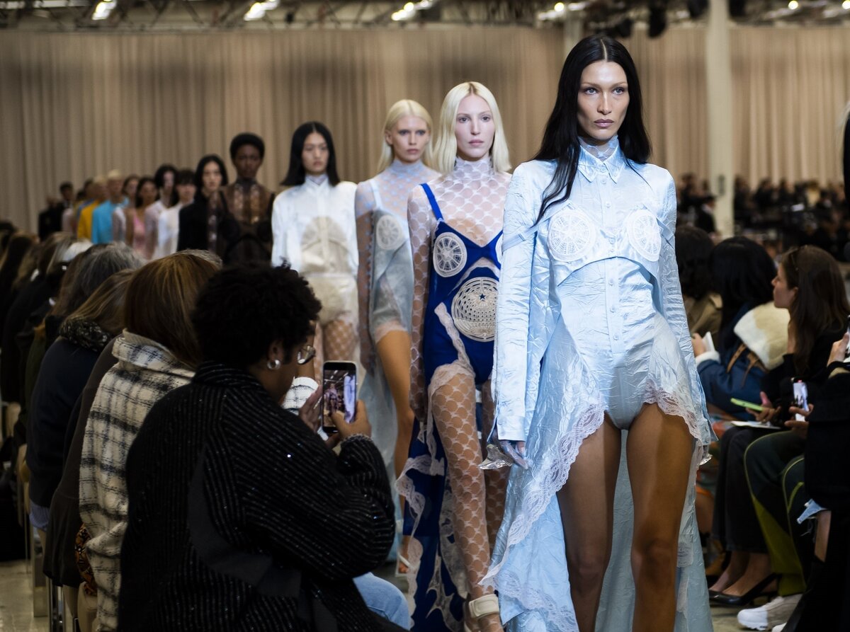    Белла Хадид на показе BurberryLegion-Media