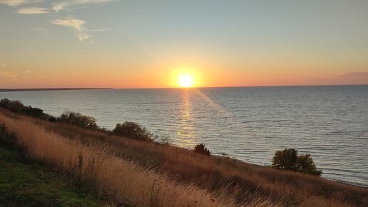 Гармоничный яркий закат на Азовском море