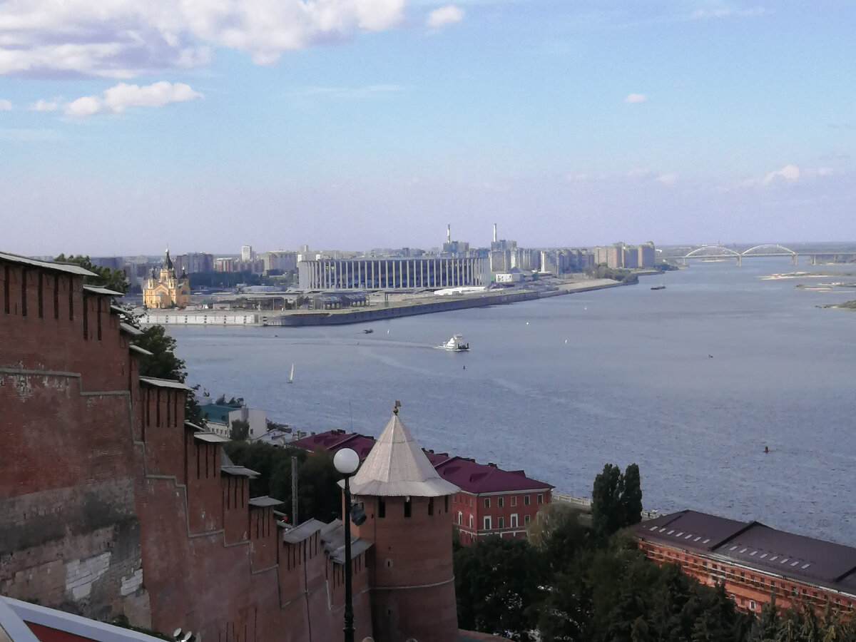 Виды на слияние Оки и Волги со стен Нижегородского кремля