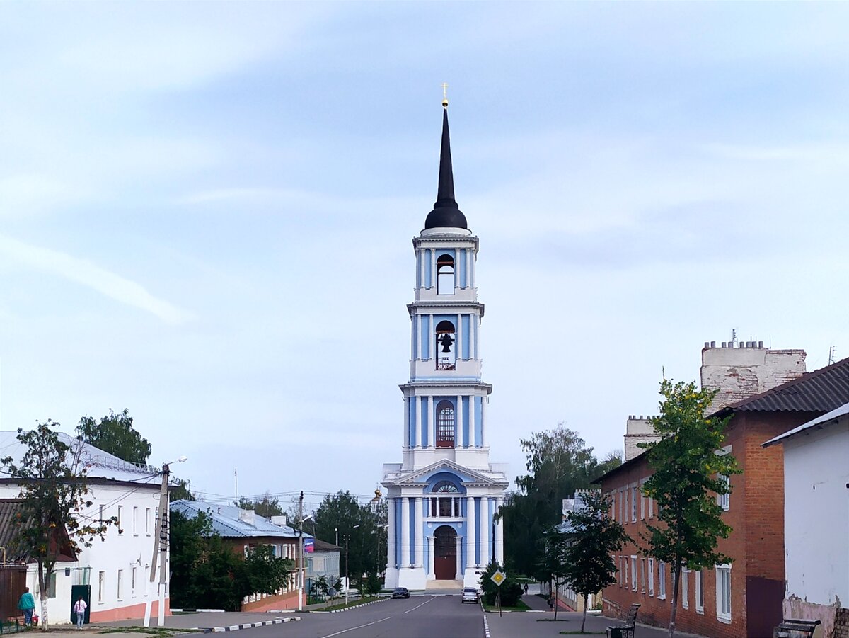 На строительство этой колокольни и должны были пойти кирпичи Покровского храма. Фото автора. 