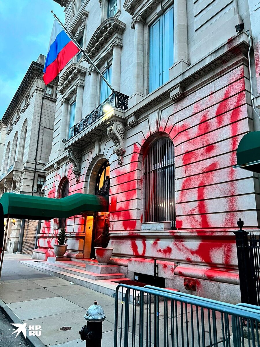     Ночью неизвестный подошел к зданию дипмиссии и, используя специальную мобильную помпу, начал брызгать красной краской на стены и окна здания. Фото: Людмила Плотникова