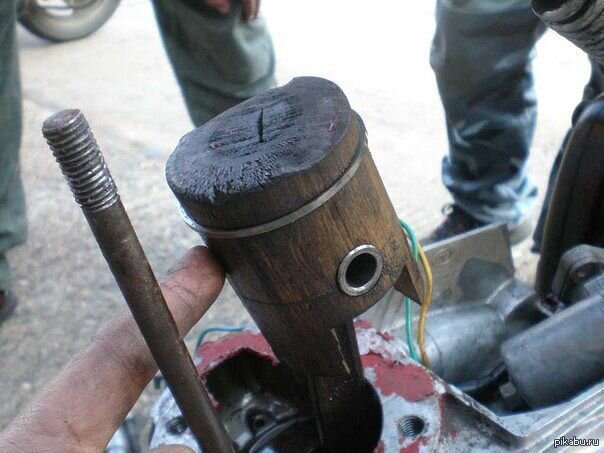 Двигатель мотоцикла с деревянным поршнем.