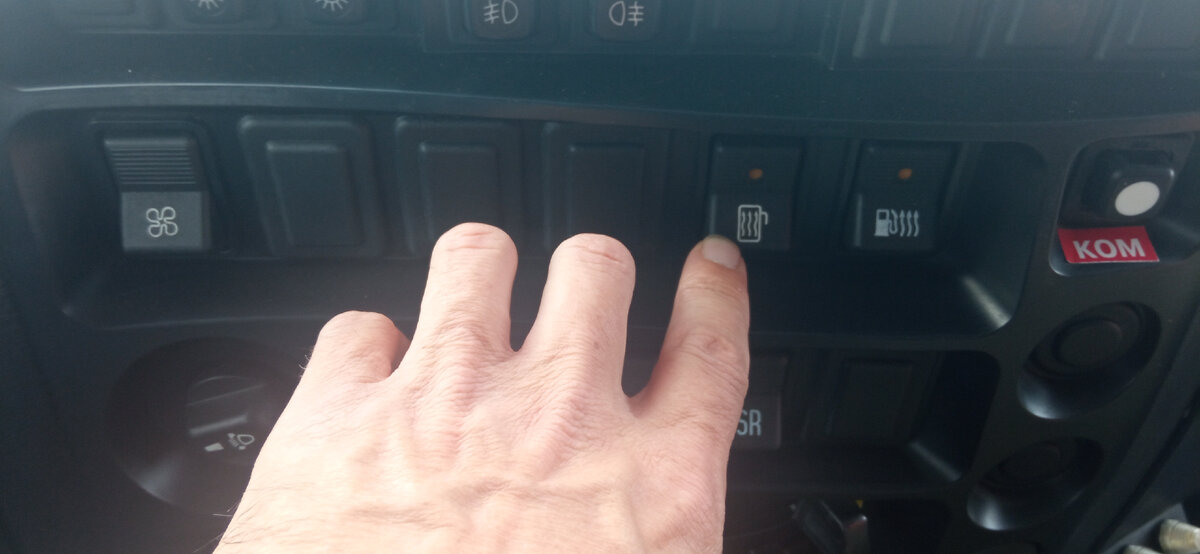 Фото: клавиша включения подогрева зеркал