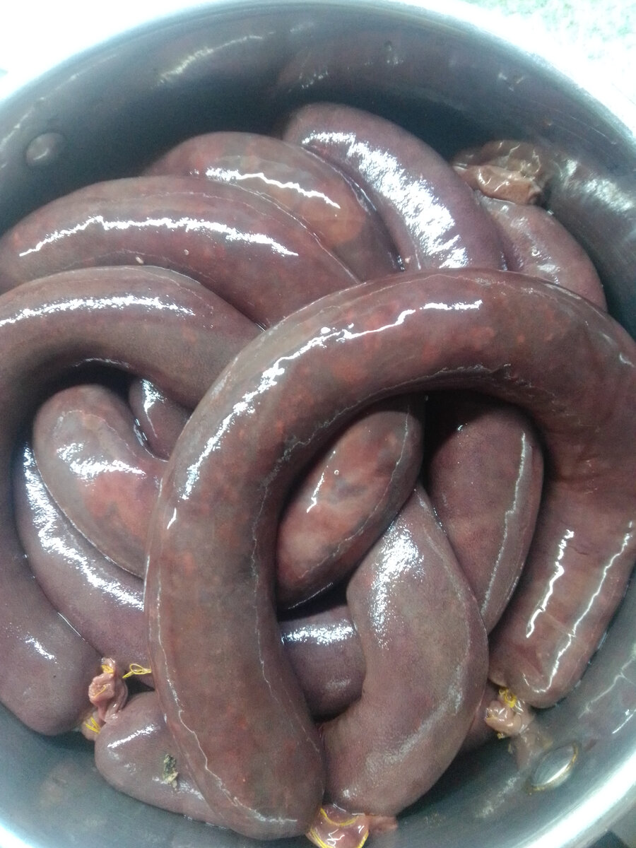 Набиваем подготовленные кишки этой смесью...