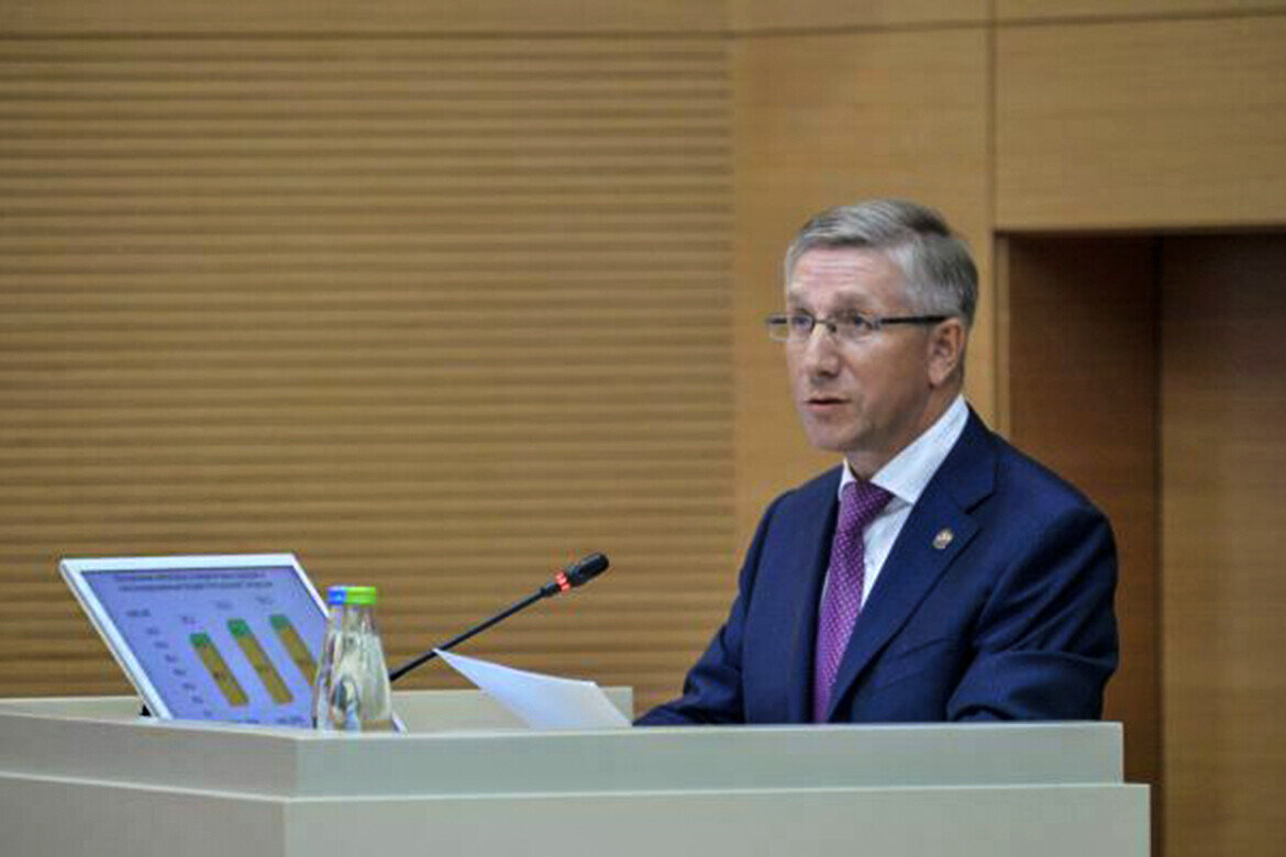 Радик Гайзатуллин: «Сохраняется уровень первоочередных и социально значимых расходов». Фото: gossov.tatarstan.ru
