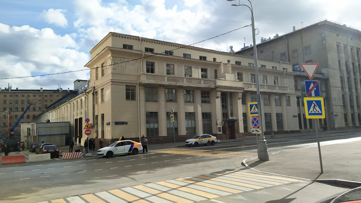 Вид на корпус МХПИ, он же Суперметалл