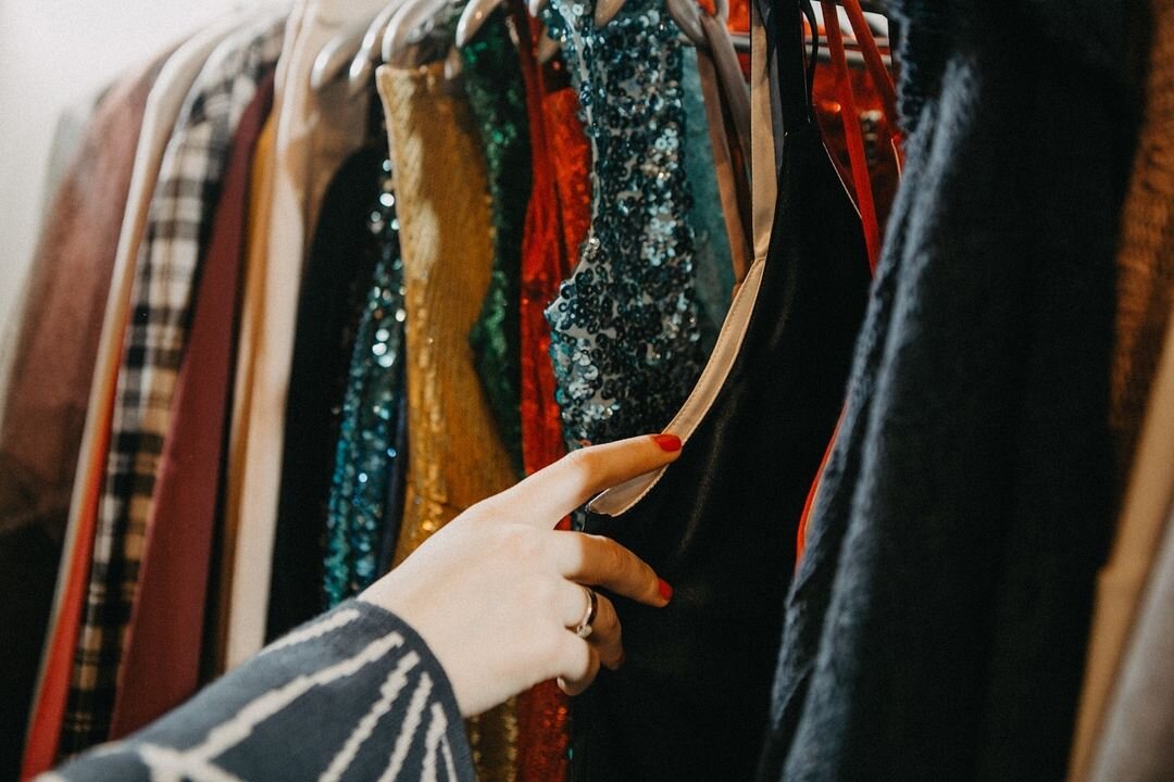 Это моя рука стилиста в процессе отбора комплектов :)