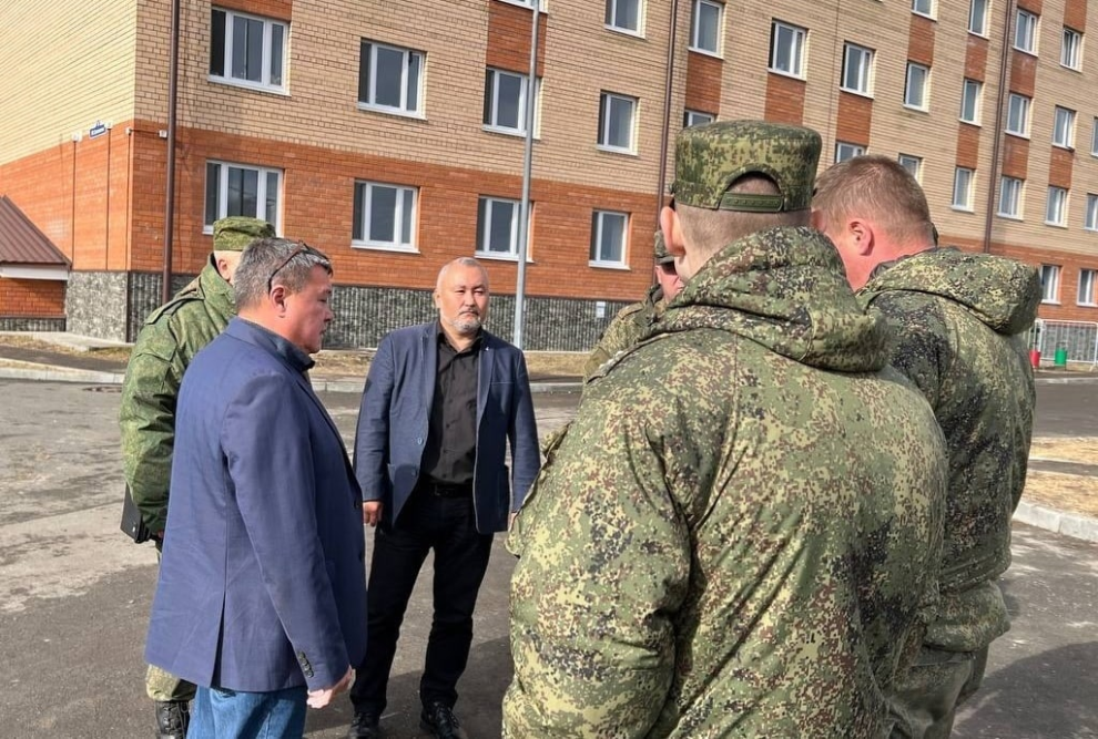    В Тюмени депутаты Заксобрания ЯНАО передали помощь мобилизованным ямальцам