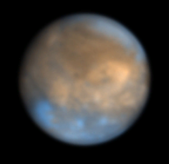 На этом изображении, полученном с помощью прибора SPHERE на Очень большом телескопе ESO, показан Ганимед; светлые области, состоящие в основном из воды в виде льда с примесями различных солей, как полагают, образовались совсем недавно, чем более старые темные участки, состав которых до сих пор остается загадкой. 