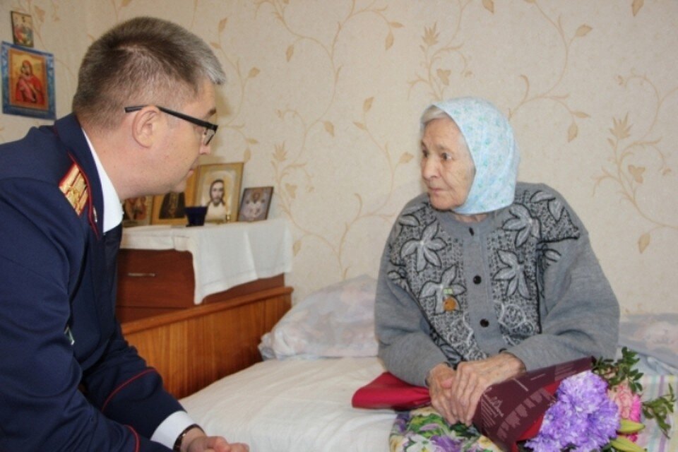     Руководитель СУ СКР по Пермскому краю Денис Головкин вручил Тамаре Горкуновой знак «Жителю блокадного Ленинграда». Фото: СУ СКР