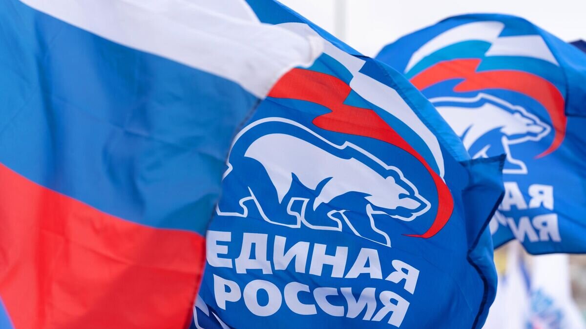    Флаг с символикой партии "Единая Россия" © РИА Новости / Александр Пирагис