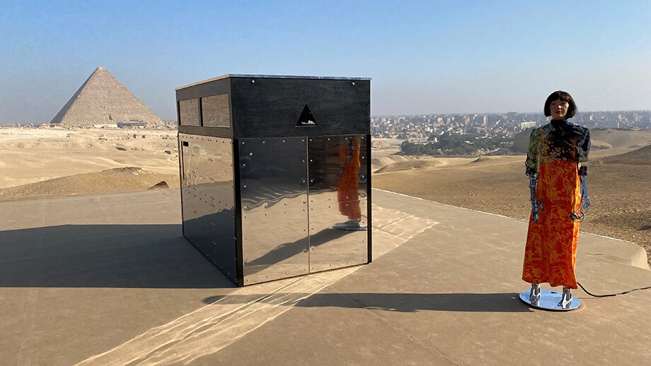 Робот-художница Ай-Да во время выставки современного искусства Forever is Now («Вечность сейчас») на плато Гиза в Каире. Фото: ZUMA/TASS