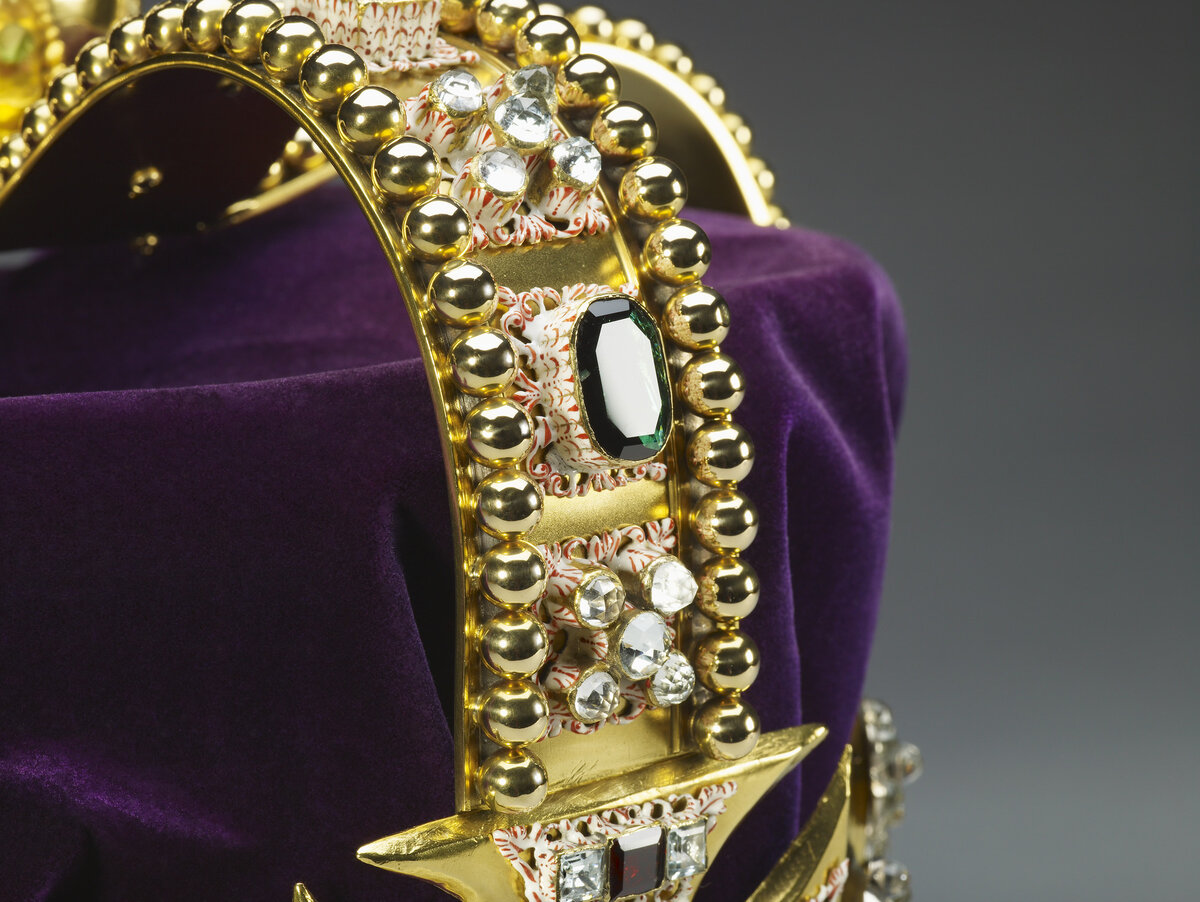 Железная корона лангобардов. Регалия монарха 7 букв. Скипетр держава корона монарх. Регалия монарха 7 букв. Корона британской империи.