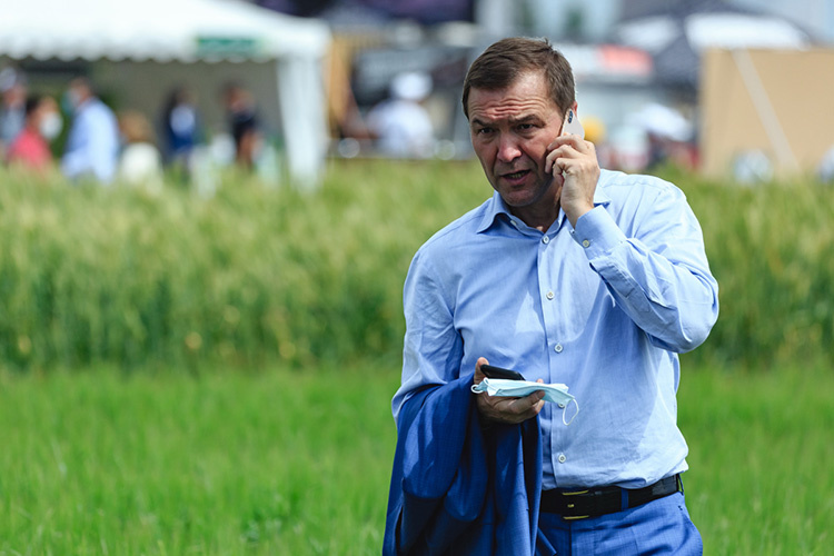    Мы с Самаренкиным знакомы с 2011 года, когда я впервые основательно, не проездом, оказался в Казани по его приглашению. Тогда он был президентом «Рубина»