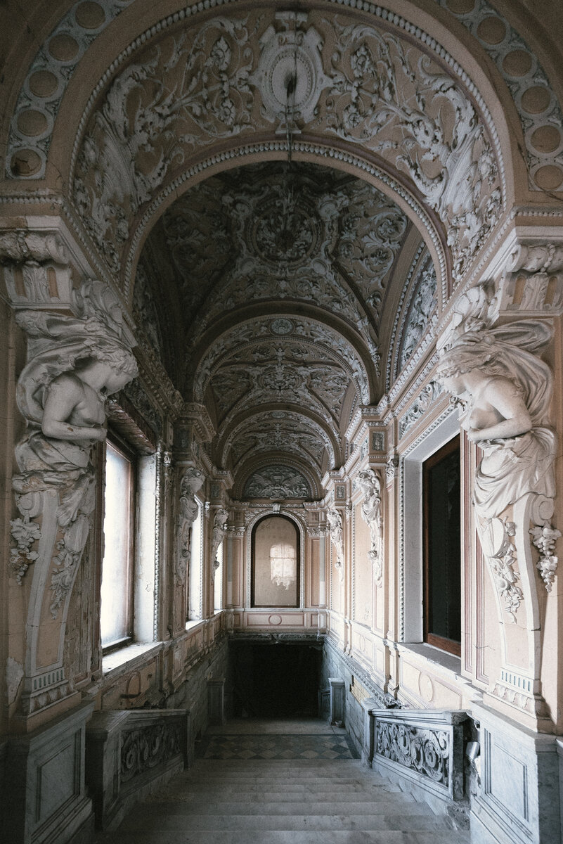 Главный вход дома Брусницыных.