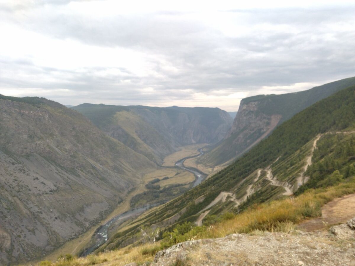 Каньон реки Чулышман - высота стенок 500-700 метров!. По склону проложена дорога - этот серпантин и есть знаменитый перевал Кату-Ярык. Местные говорят, что он был пробит в 1990-ые.