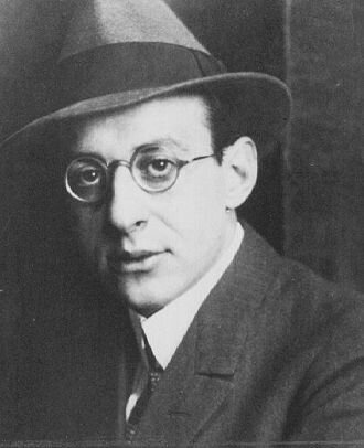 Фридрих Саломон Перлз, более известный как Фриц Перлз, был немецким психиатром, психоаналитиком и психотерапевтом.