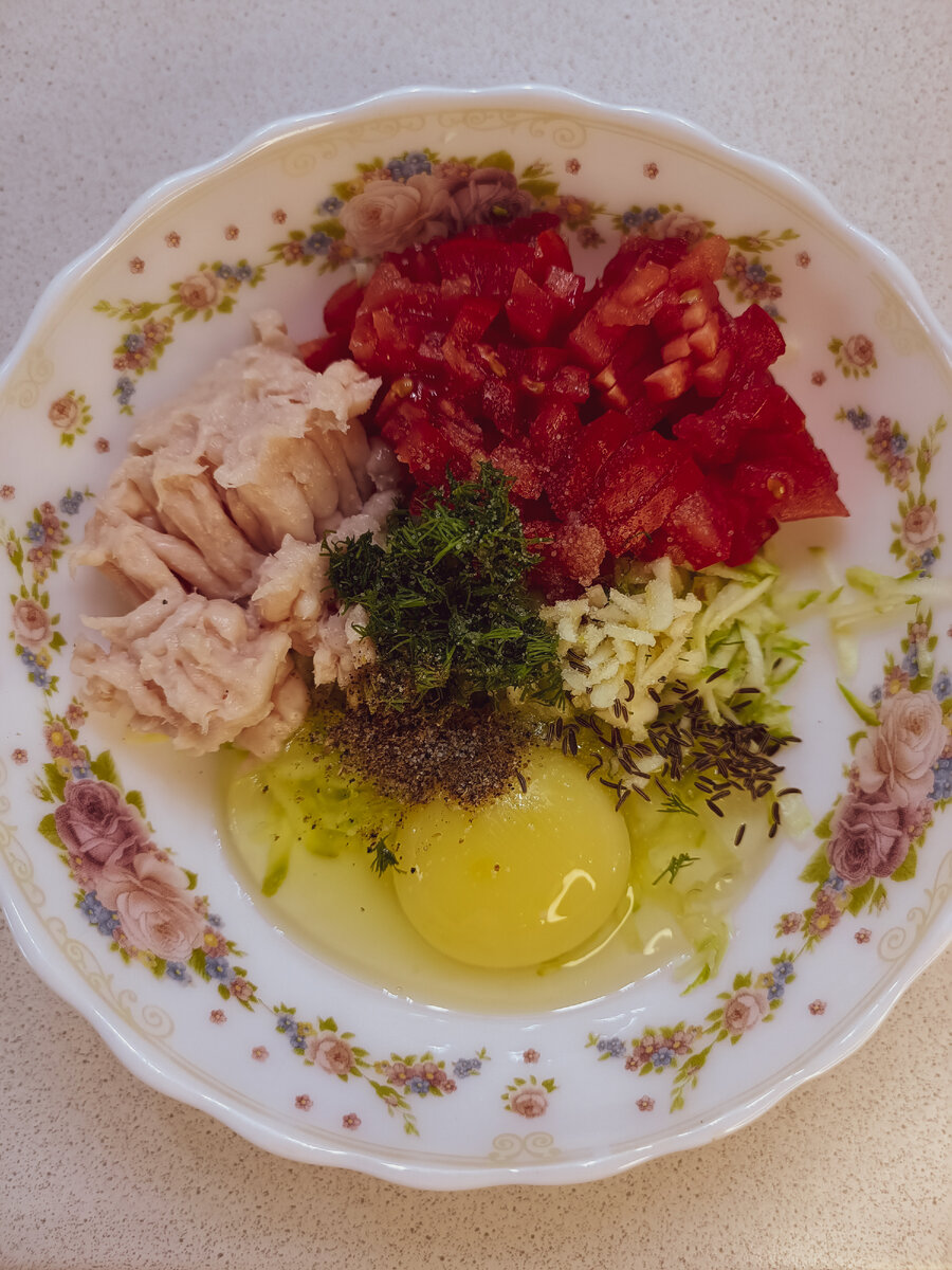 Кабачок 50 гр натереть на тёрке, мелко нарезать томат 50 гр, добавить 1 яйцо,  фарш куриный 50 гр, соль, зелень, специи.