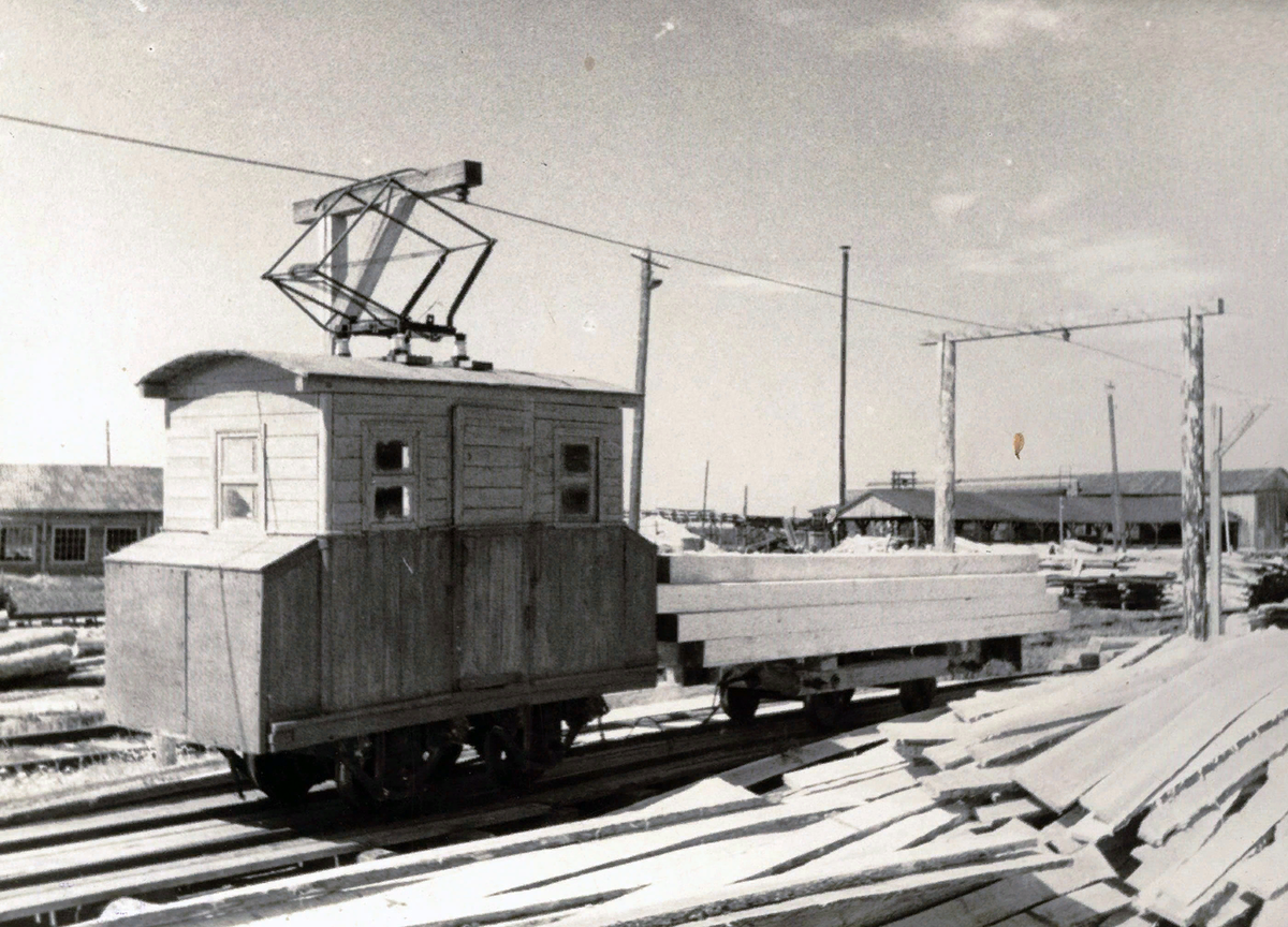 местные слепили электровоз из того, что было:) видимость как в танке:)