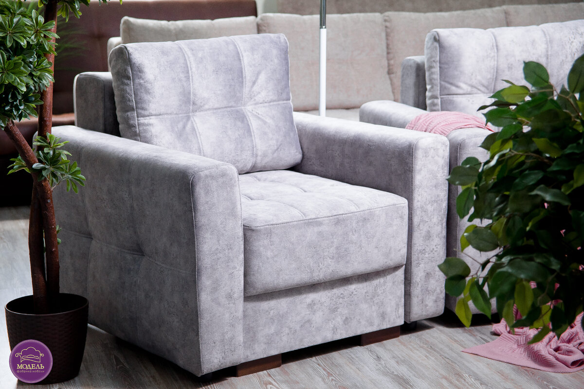 Долгое время многие покупатели из предложенных им цветов выбирали бежевый цвет. На вопрос: какой цвет дивана хотите? Какие оттенки предложить? Заказчики часто говорят не знаю. Давайте что-то нейтральное, наверно беж,  цвет кофе, или мокко. И такая тенденция длилась очень много лет, более 10 лет точно. И самым популярным цветом считался бежевый.  Но время идет и все меняется. Люди покупают бежевые диваны до сих пор, но не в таком количестве. Чем же обусловлено это?  К нам люди часто приходят с дизайн-проектами. Эти проэкты меняются, меняется материал, формы и конечно цвета. Сейчас люди хотят купить практичный диван, немаркий, который бы долгие годы радовал их глаз. А что-бы диван был практичный он не должен быть светлым. Как-бы не уверяли нас производители ткани, что она моется и чистится и грязь и пыль отталкивает, темный диван  будет выглядеть опрятно намного дольше светлого. Следовательно нужно подобрать для себя какой-то не маркий и практичный цвет и этот цвет серый. Серых оттенков довольно много. От темно-серого до цвета облаков. Серый цвет хорошо сочетается с любым цветом. Он не маркий, стильный. Наших салонах мебели вы можете купить серый диван. У нас огромный выбор серых оттенков: 