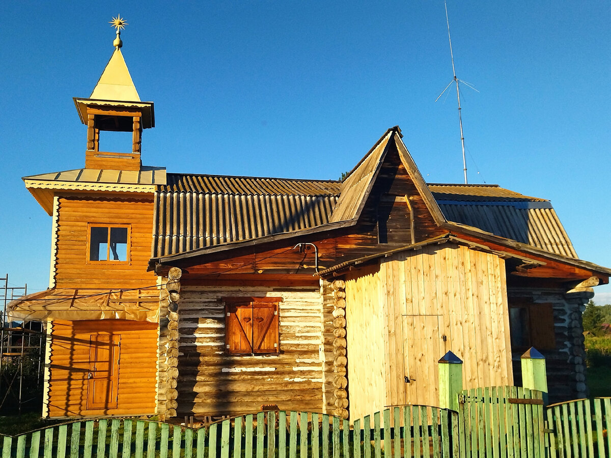 На фото общинный дом (храм, молельня?) в селе Имисское, над храмом символ - Вифлеемская звезда (по-моему именно она указала волхвам месторождения первого Христа).