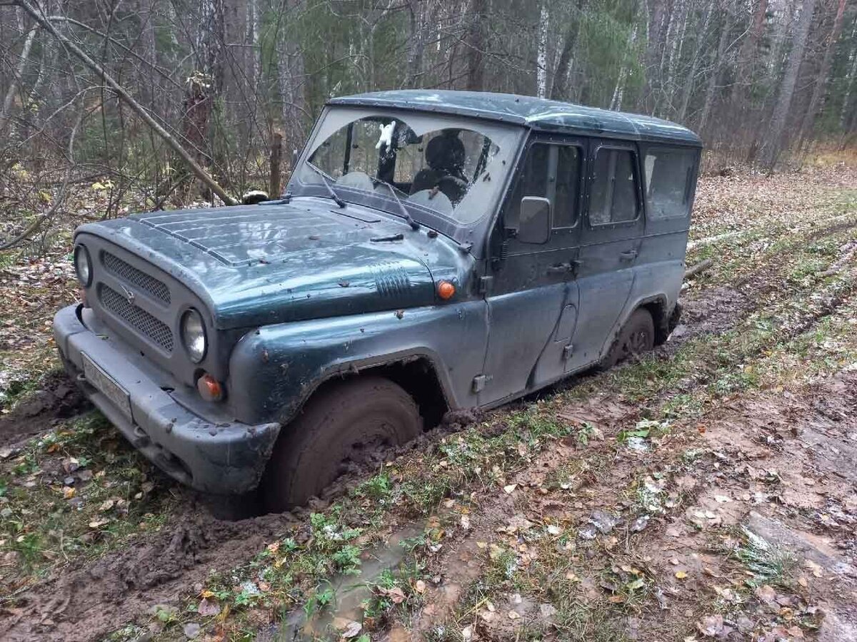Завернул не туда, повяз в грязи - испортил трассу