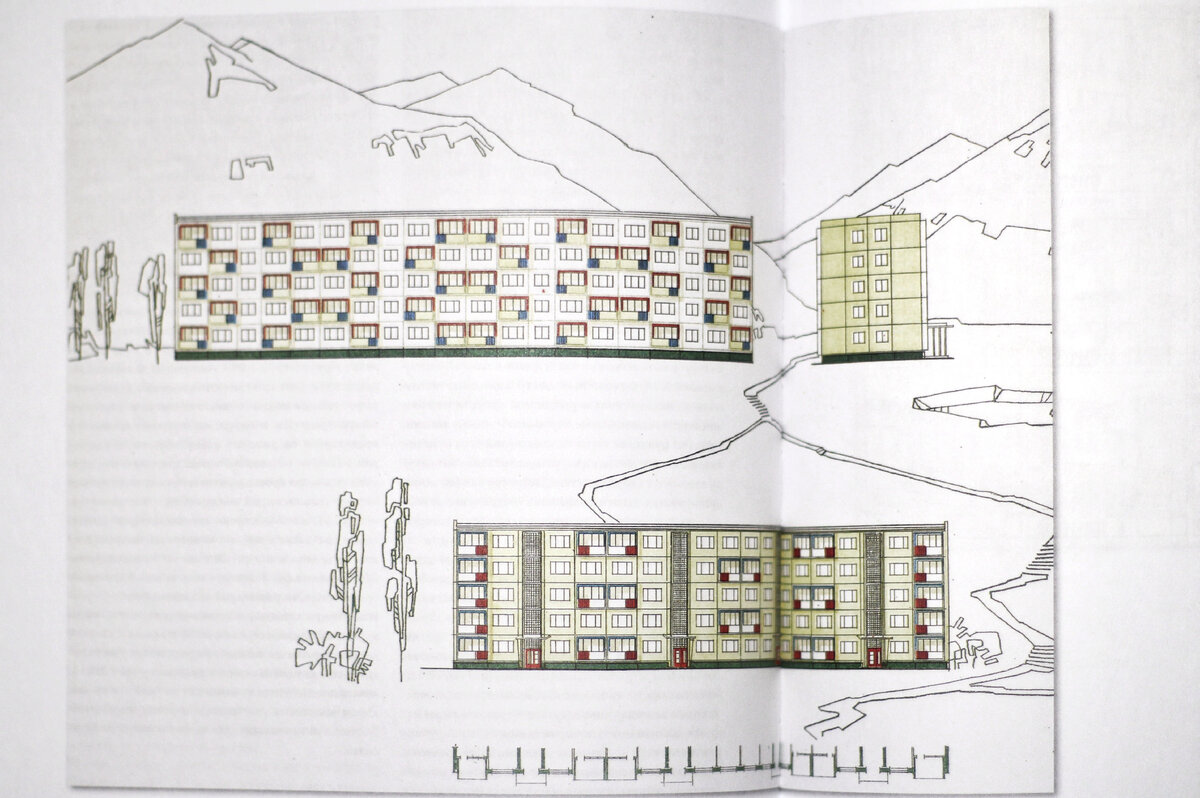Фасад дома панельной хрущёвки для северных регионов (сверху) и фасад дома той же серии для южных регионов (снизу). Моё фото разворота из книги «К типологии советского типового домостроения. Индустриальное жилищное строительство в СССР», Ф. Мойзер, Д. Задорин. 