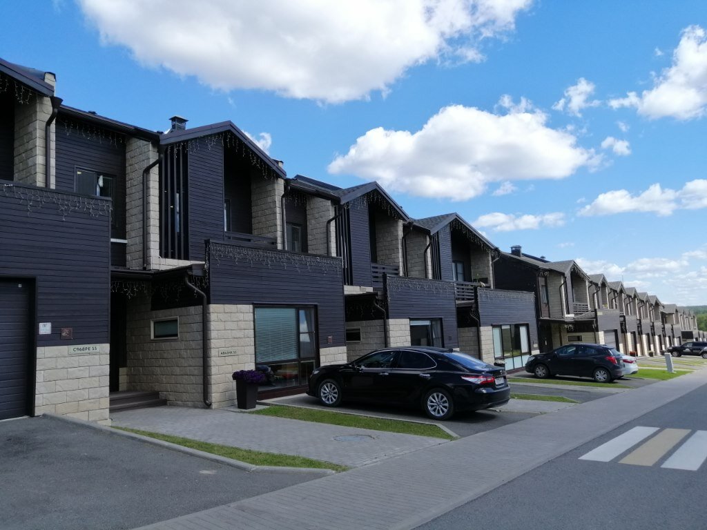  Таунхаус — это дом, состоящий из нескольких блоков, имеющих отдельные выходы на улицу. Фото: Мир Квартир