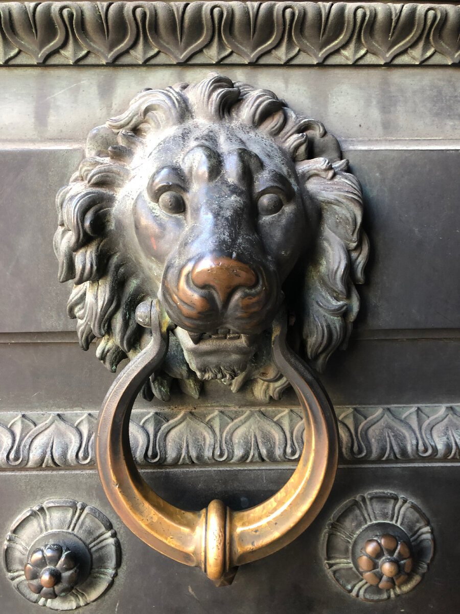 Украшение парадной двери (фото автора)