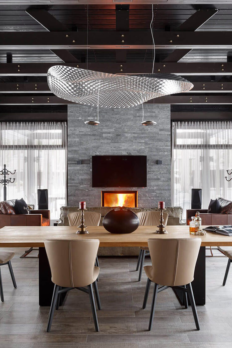 Гостиная по дизайну Павла Иванова и Марии Ивановой-Сорокиной. Обеденные стулья Draenert, Джино Каролло. Светильник Cosmic Angel, Artemide. Обеденный стол изготовлен на заказ по эскизам дизайнеров.