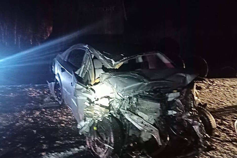     Водителя легкового автомобиля с места происшествия в медучереждение увезли очевидцы. Фото: vk.com/mchs_murmansk