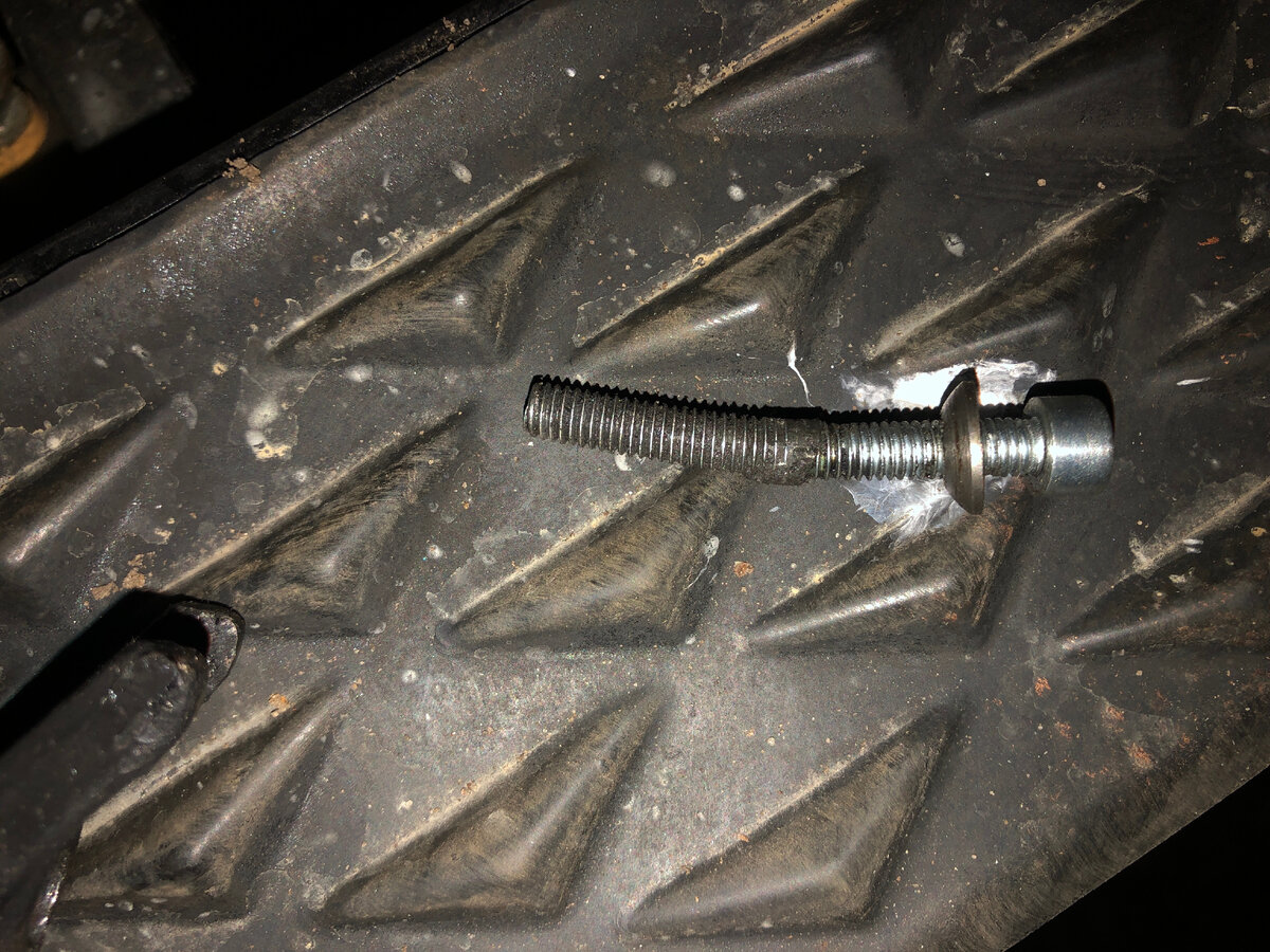  Винт прижимала вылетел полностью. Хотя регулярно проверял. с дин. ключом-10Нм.