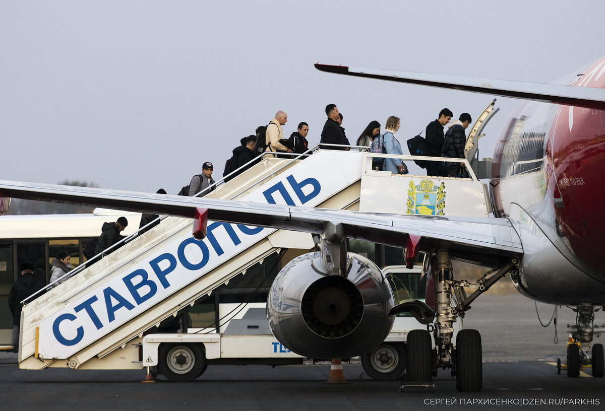 Самолёт в аэропорту Ставрополь. Ставропольский аэропорт. Авиакомпания Якутия в Ташкенте. Фото самолет Ставрополь Стамбул.