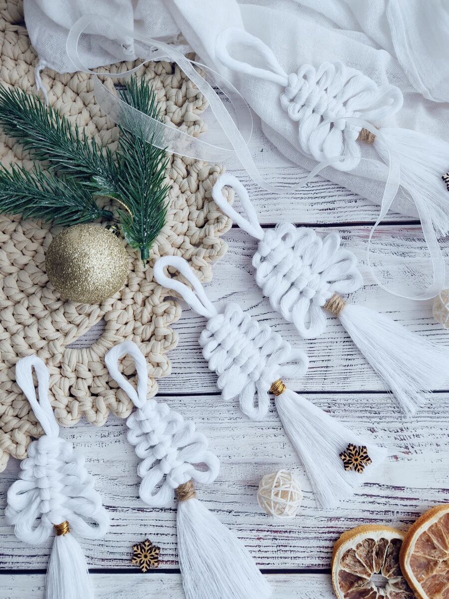 Наплела вот такие чудесные ёлочки. Можно использовать в качестве подвески или собрать гирлянду