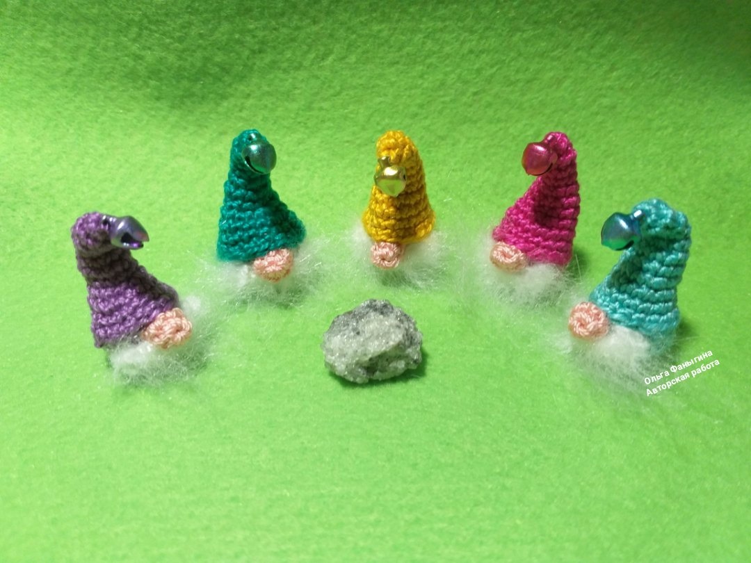 Пять минут на передышку и пойдем дальше помогать Дедушке Морозу готовить подарки!