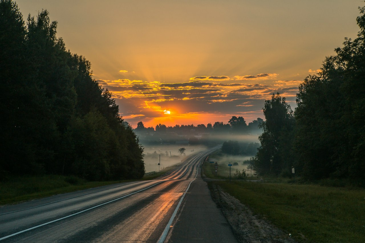 Ранним утром уходили. Дорога закат. Дорога на рассвет. Летняя дорога. Красивый закат дорога.