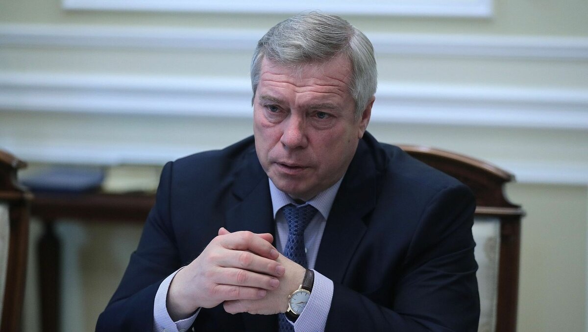     Губернатор Василий Голубев призвал население Ростовской области сохранять спокойствие после авиаудара самолета ВС РФ по зоне СВО, об этом он попросил жителей в своем Telegram-канале.
