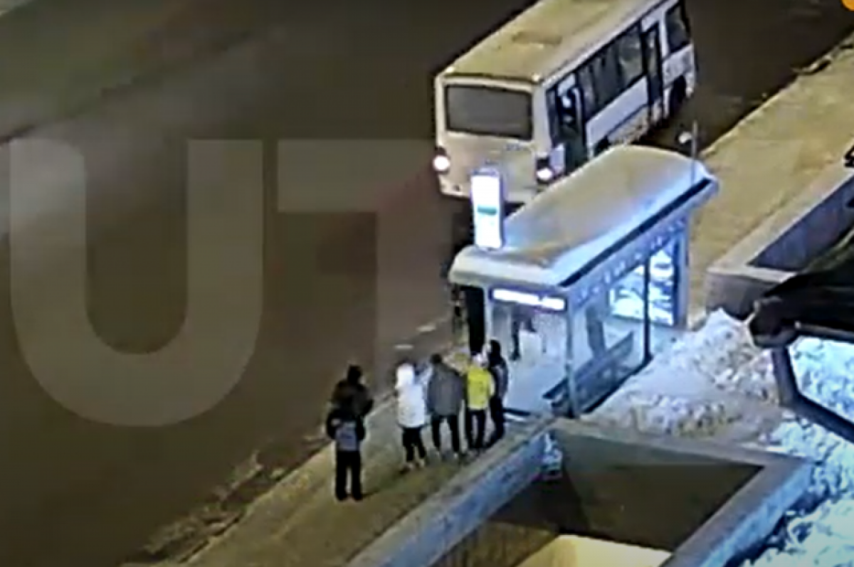    Конфликт в Уфе, где мужчина якобы избил щитом подростка, попал на видео